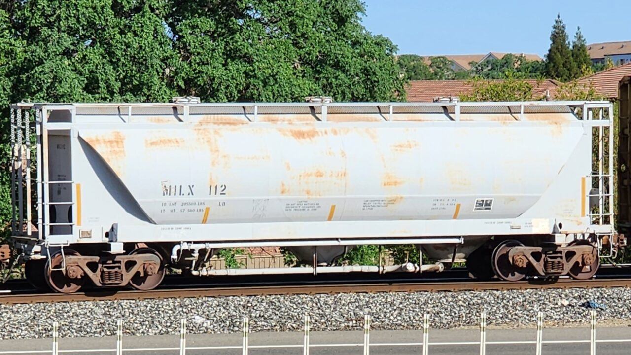 3 BAY RAILROAD CEMENT HOPPER