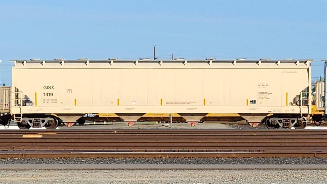 A NEAR NEW LOOKING 4 BAY COVERED HOPPER CAR