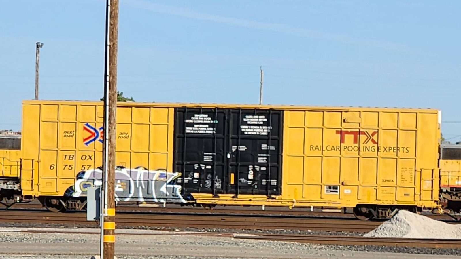 A NEAR NEW TTX 60 FOOT BOX CAR WITH TWO SLIDING PLUG DOORS