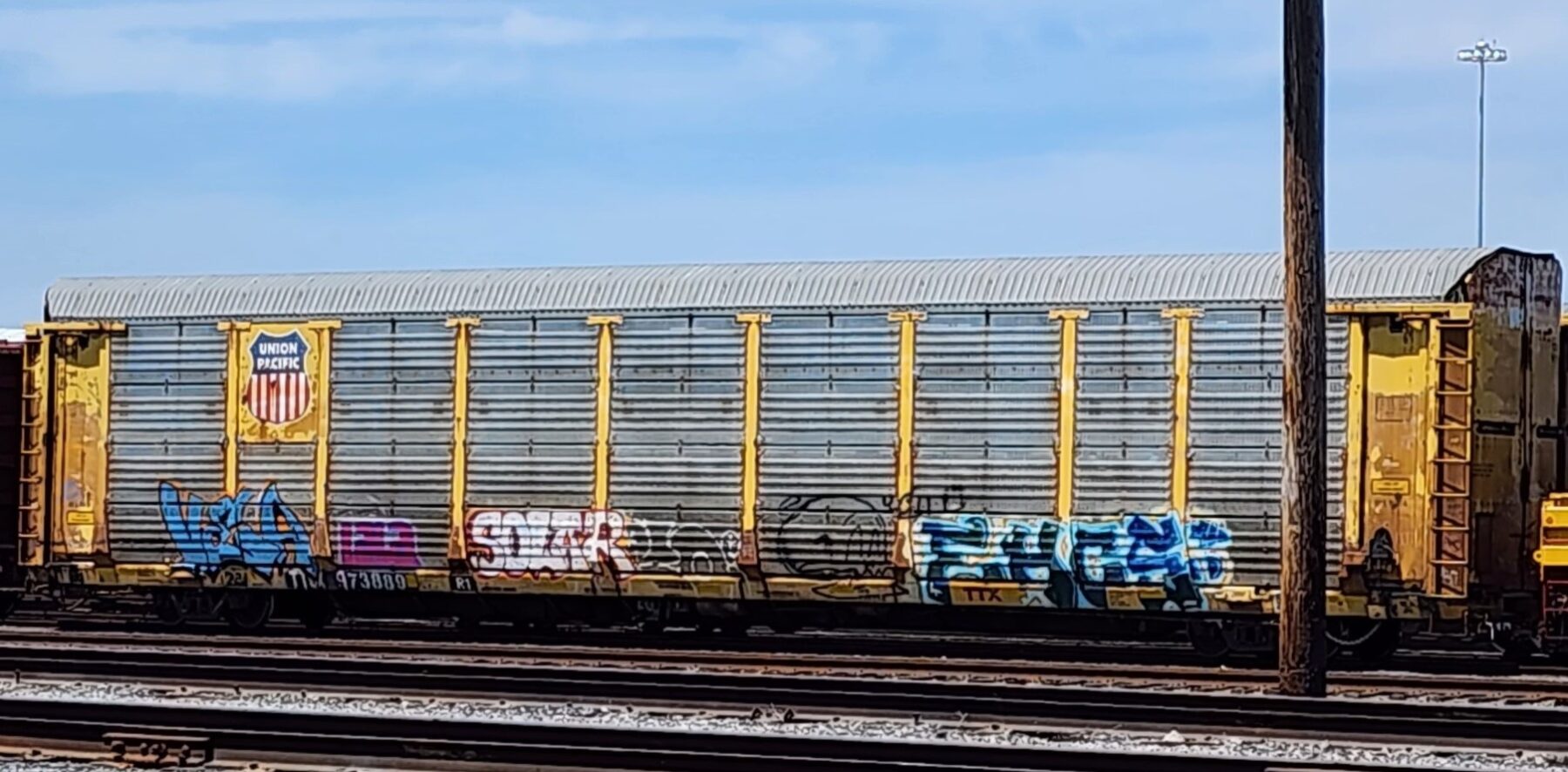 UNION PACIFIC AUTO RACK NUMBER 973889 IN THE ROSEVILLE, CALIFORNIA YARDS