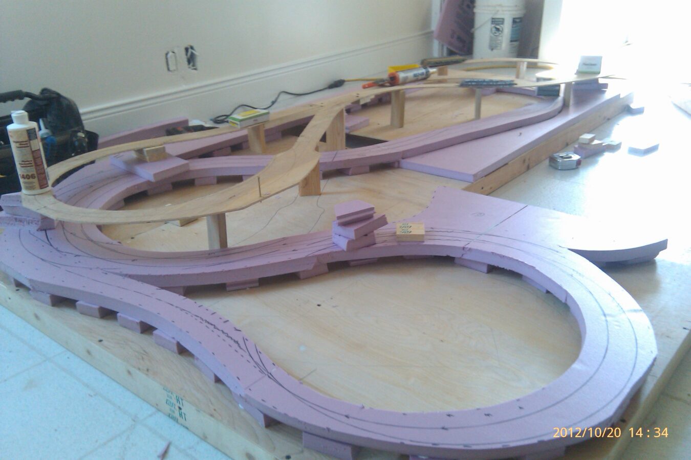 A plywood/XPS foam Model Railroad frame setup